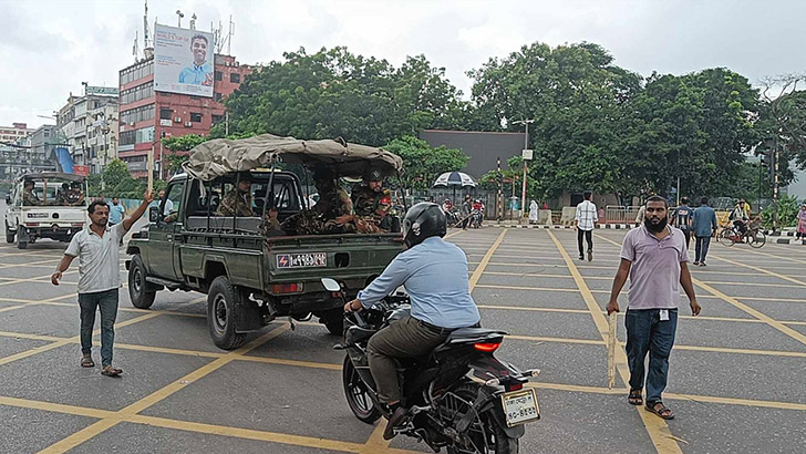 রাস্তায় নেই ট্রাফিক পুলিশ, সিগন্যাল নিয়ন্ত্রণ করছেন শিক্ষার্থীরা