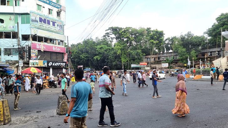 বগুড়ায় ট্রাফিক নিয়ন্ত্রণে শিক্ষার্থীরা  