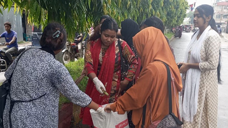 শিক্ষার্থীরা অংশ নিলেন সড়ক পরিষ্কার-পরিচ্ছন্নতায়