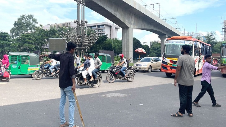 আজও ঢাকায় ট্রাফিক নিয়ন্ত্রণে শিক্ষার্থীরা