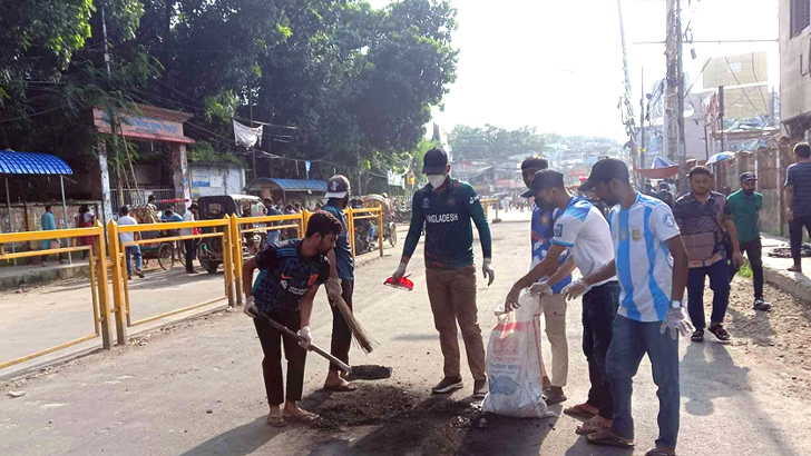 বগুড়ায় ট্রাফিক নিয়ন্ত্রণ ও সড়ক পরিষ্কারে শিক্ষার্থীরা