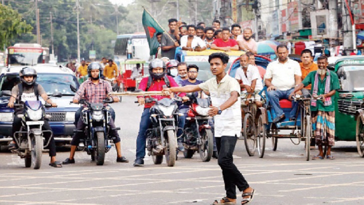 সড়কে শৃঙ্খলা ফেরাতে ঝুঁকি নিয়ে কাজ করছেন শিক্ষার্থীরা