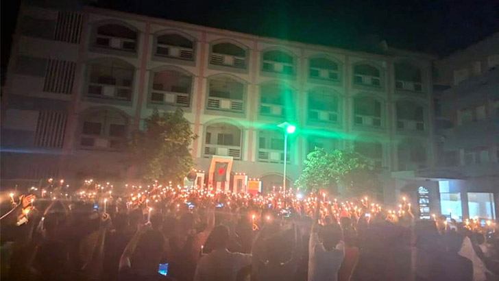 মধুপুরে শহিদদের স্মরণে শহিদ মিনারে মোমবাতি প্রজ্বালন