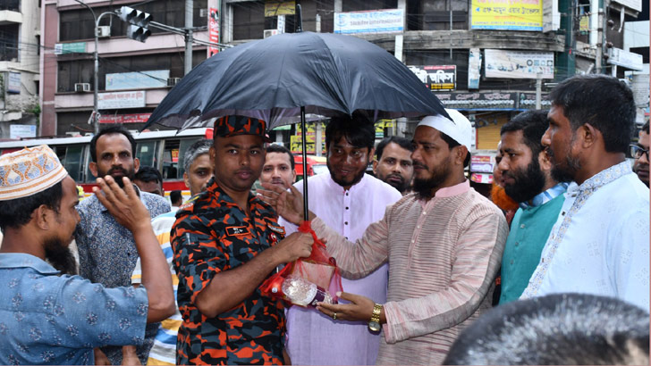 ট্রাফিকের দায়িত্ব পালন করা শিক্ষার্থীদের ছাতা খাবার পানি দিয়ে যা বললেন জামায়াত নেতা মাসুদ