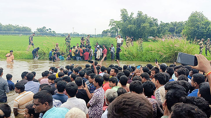 ফেসবুকে গুজব, ভারতীয় কাঁটাতারের কাছে হাজার হাজার হিন্দু সম্প্রদায়ের মানুষ