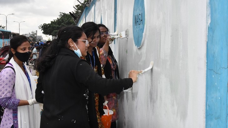 রাজধানীতে ক্ষতিগ্রস্ত বিভিন্ন এলাকায় পরিষ্কার-পরিচ্ছন্নতায় ব্যস্ত শিক্ষার্থীরা