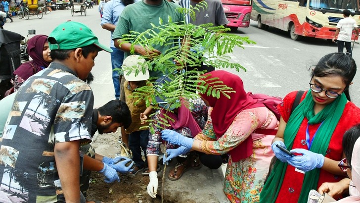 রাজধানীতে ক্ষতিগ্রস্ত বিভিন্ন এলাকায় পরিষ্কার-পরিচ্ছন্নতায় ব্যস্ত শিক্ষার্থীরা