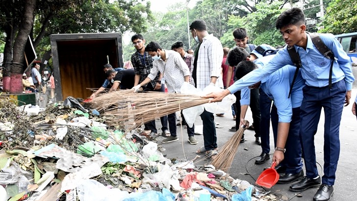 রাজধানীতে ক্ষতিগ্রস্ত বিভিন্ন এলাকায় পরিষ্কার-পরিচ্ছন্নতায় ব্যস্ত শিক্ষার্থীরা