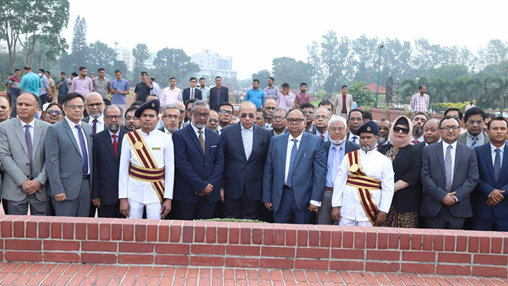 জাতীয় স্মৃতিসৌধে প্রধান বিচারপতির শ্রদ্ধা নিবেদন