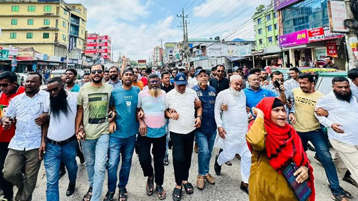 কুমিল্লায় মোড়ে মোড়ে বিএনপির অবস্থান ও বিক্ষোভ মিছিল