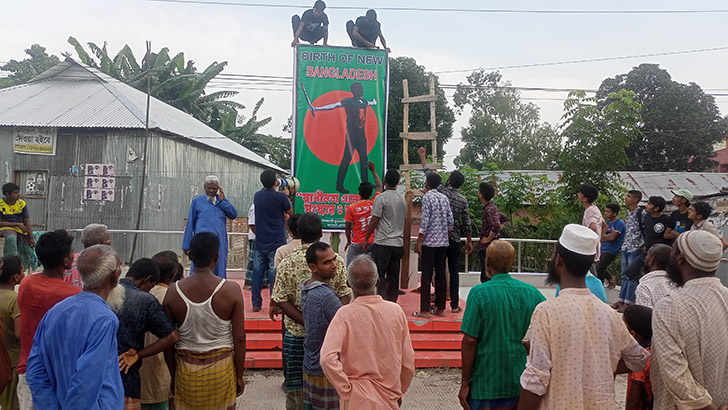 আবু সাঈদের ছবি দিয়ে শেখ হাসিনার নামফলক ঢেকে দিলেন শিক্ষার্থীরা