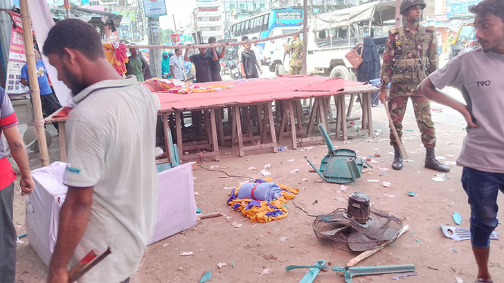 বিএনপির নাছির গ্রুপের মঞ্চ ভাঙল আজাদ গ্রুপের নেতাকর্মীরা