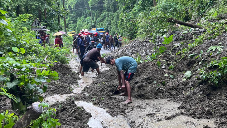 ভারি বর্ষণে পাহাড় ধস, যান চলাচল বন্ধ