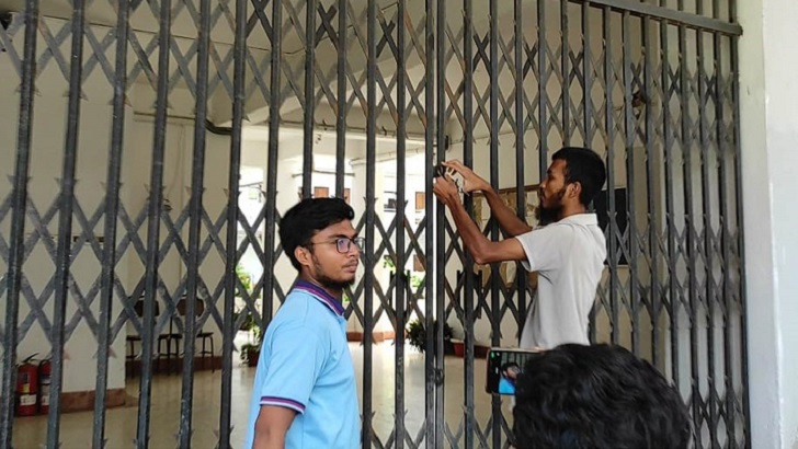 যবিপ্রবি উপাচার্যের পদত্যাগ দাবিতে প্রশাসনিক ভবনে তালা