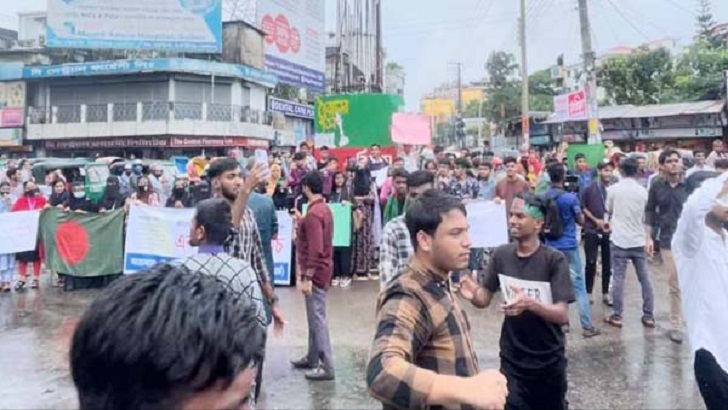 সিলেটে অটো পাশের দাবিতে সড়ক অবরোধ