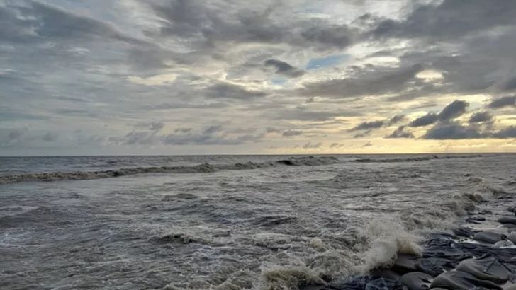 সমুদ্র বন্দরে তিন নম্বর সতর্ক সংকেত