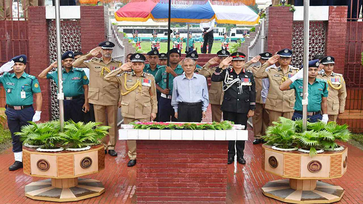 রাজারবাগ পুলিশ স্মৃতিসৌধে স্বরাষ্ট্র উপদেষ্টার শ্রদ্ধা