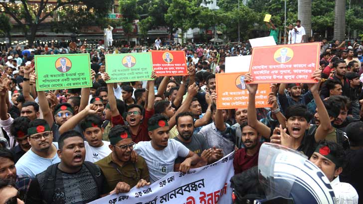 বসুন্ধরা সিটির সামনে দোকান মালিক-কর্মচারীদের বিক্ষোভ