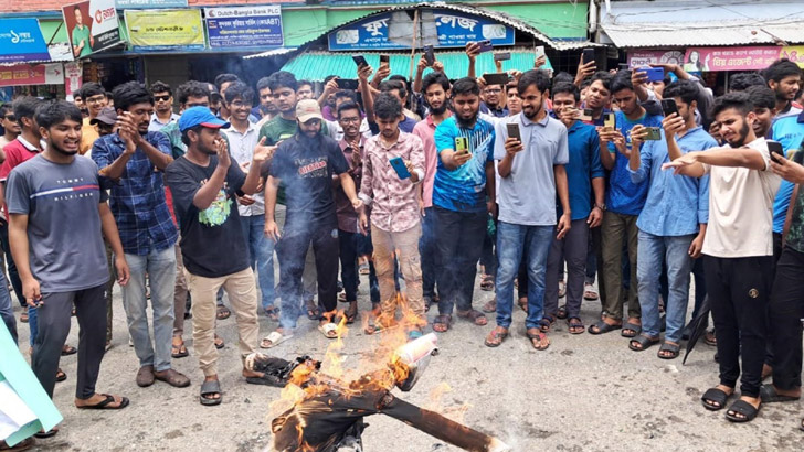 পদত্যাগের দাবিতে যবিপ্রবি উপাচার্যের কুশপুত্তলিকা দাহ