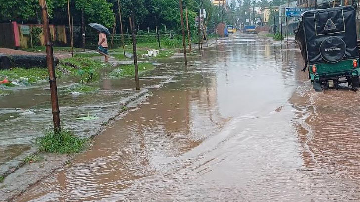 অস্বাভাবিক জোয়ার ও টানা বৃষ্টিতে প্লাবিত রায়পুরের মেঘনা উপকূল