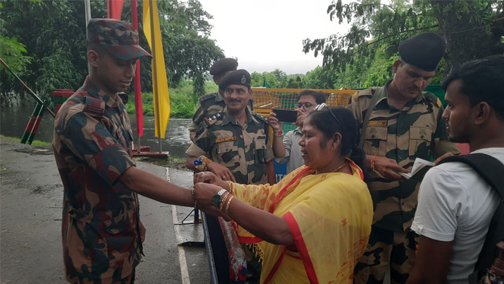 জওয়ানদের হাতে রাখি পরিয়ে দিলেন ভারতের সাবেক প্রতিমন্ত্রী প্রতিমা ভৌমিক