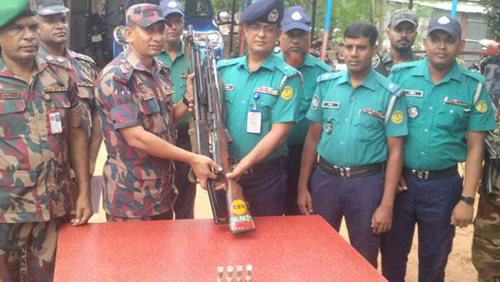 আরএমপির লুট হওয়া অস্ত্র পুলিশের কাছে হস্তান্তর 