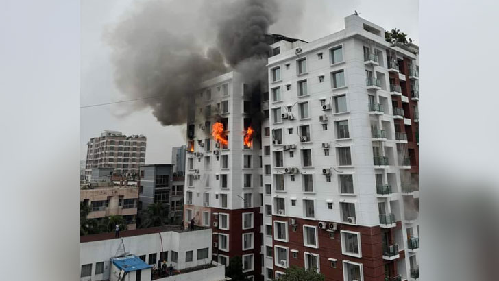 ধানমন্ডিতে বহুতল ভবনে অগ্নিকাণ্ড, নিয়ন্ত্রণে ৬ ইউনিট