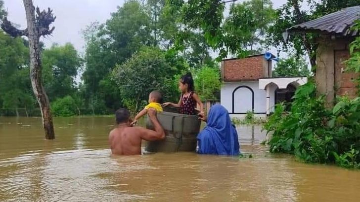 ফেনীর বন্যাদুর্গত মানুষদের বাঁচার আকুতি, বিদ্যুৎ না থাকায় ভোগান্তি চরমে