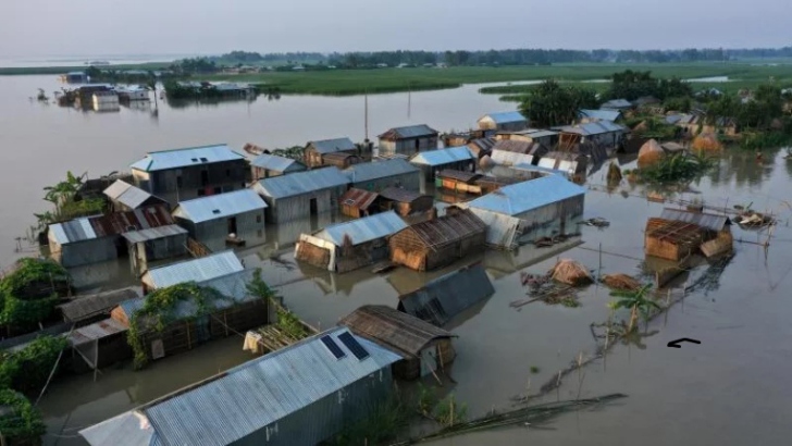 পানিতে ভাসছে বাড়িঘর সড়ক