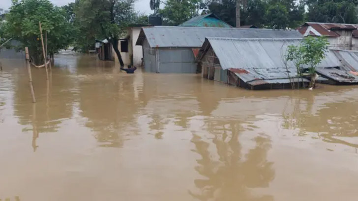 বন্যার্তদের পাশে দাঁড়ানো এখন বড় ইবাদত