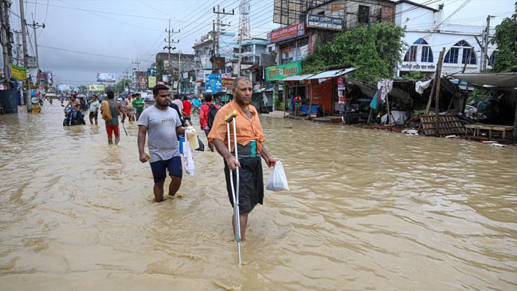 চট্টগ্রামে ভয়াবহ জলাবদ্ধতা সড়ক মহাসড়কে থৈ থৈ পানি