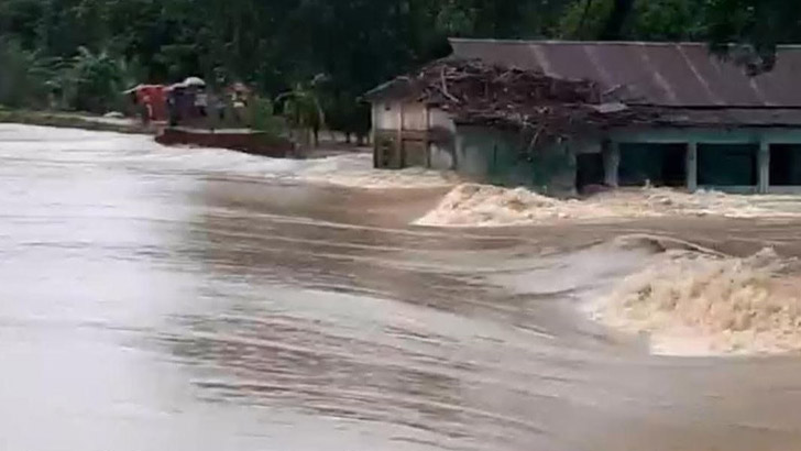 মনু নদীতে স্মরণকালের ভয়াবহ ভাঙনে লন্ডভন্ড কুলাউড়া ও রাজনগর