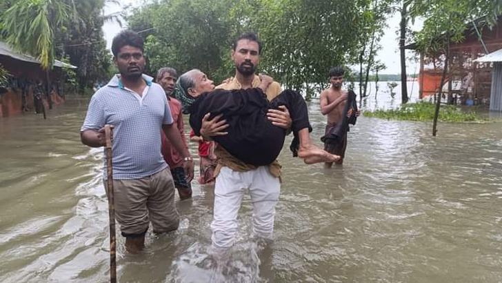 ফেনীতে বন্যায় লাখ লাখ মানুষ পানিবন্দি