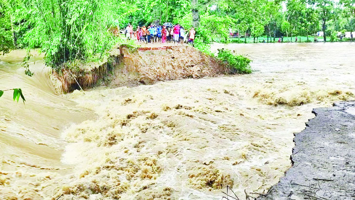 হঠাৎ বন্যায় অবর্ণনীয় দুর্ভোগ