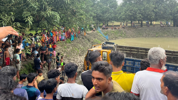 সিমেন্টভর্তি ট্রাক খাদে পড়ে ২ যুবক নিহত