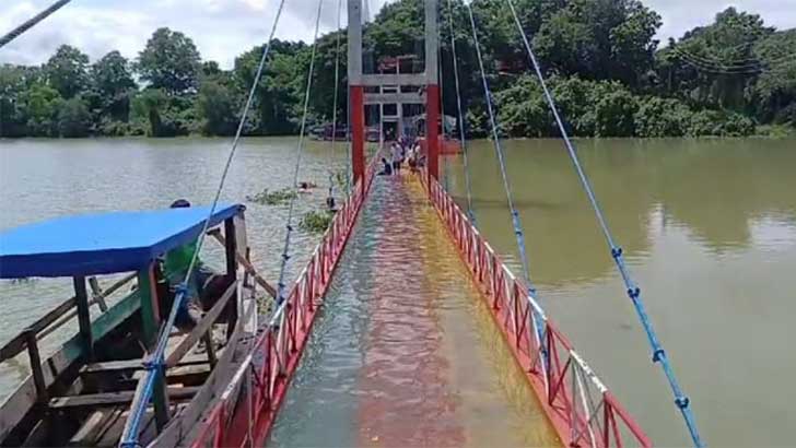 কাপ্তাই হ্রদে পানি বেড়ে ডুবে গেছে ঝুলন্ত সেতু 