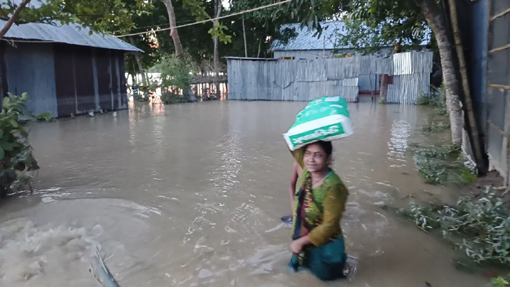 বন্যার্তদের সহায়তায় এক দিনের বেতন দিলেন দুদক কর্মকর্তারা