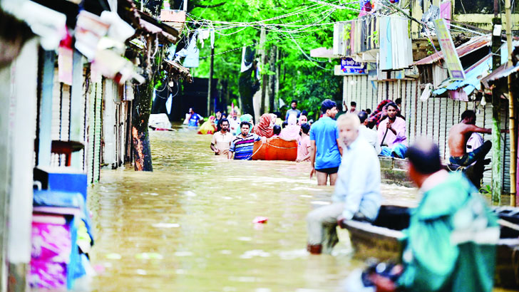 হঠাৎ বন্যায় অবর্ণনীয় দুর্ভোগ