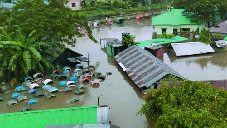 বন্যার্তদের পাশে পল্লী বিদ্যুৎ সমিতির কর্মকর্তা-কর্মচারীরা