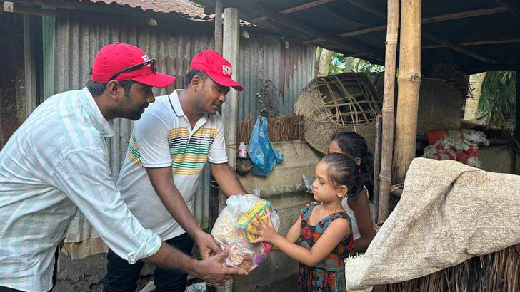 বন্যাদুর্গতদের মধ্যে ছাত্রদলের খাদ্যসামগ্রী বিতরণ