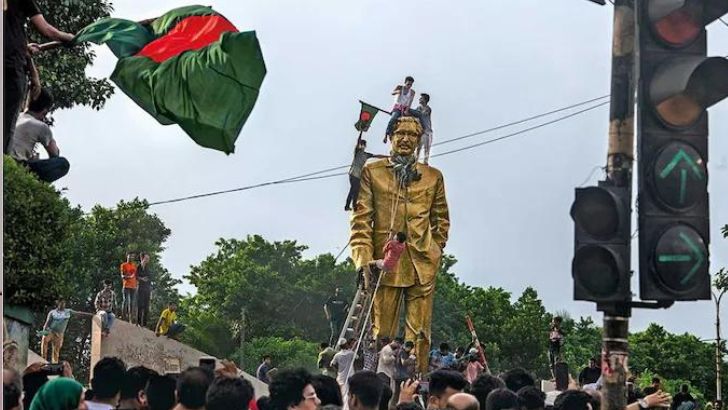 শেখ মুজিব ছাড়াও যেসব ক্ষমতাধরদের মূর্তি ভাঙা হয়েছে