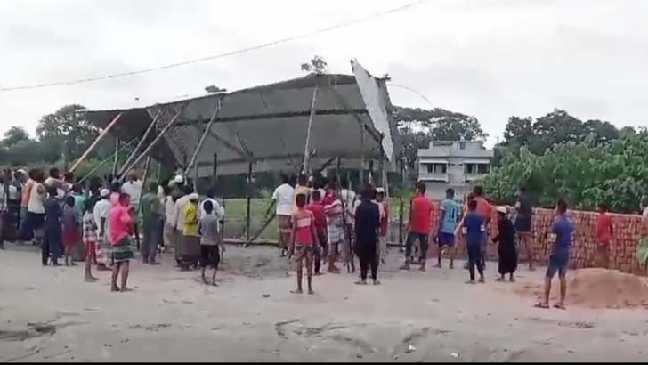 বিধবার ঘর ভেঙে জায়গা দখলের অভিযোগ সাবেক মেম্বার ও আ.লীগ নেতার বিরুদ্ধে 