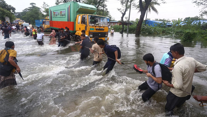 বন্যার্তদের সহায়তা দিচ্ছে বিসিএস ’৮১ ফোরাম