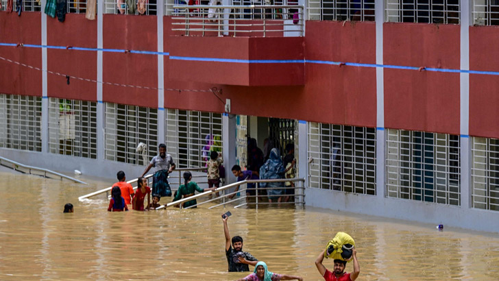 ফটোসেশনে বিব্রত বানভাসি, যাচ্ছেন না ত্রাণ নিতে