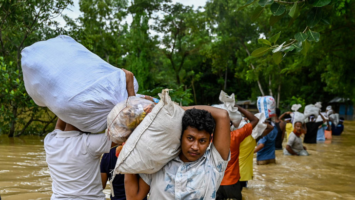 দুর্গতদের পাশে দাঁড়ানোর প্রেরণা দেয় ইসলাম