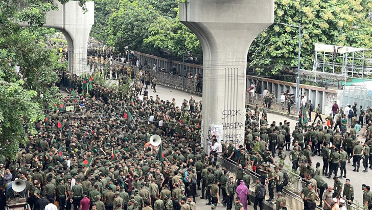 দাবি আদায়ের শহরে পরিণত হয়েছে রাজধানী