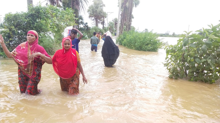 বন্যার্তদের পাশে কমিউনিটি ক্লিনিকের স্বাস্থ্যকর্মীরা