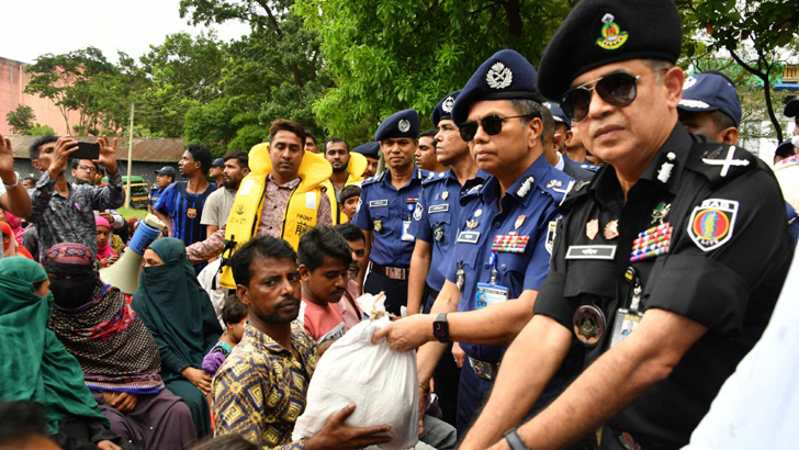 বন্যাকবলিত এলাকায় ত্রাণ বিতরণ আইজিপির