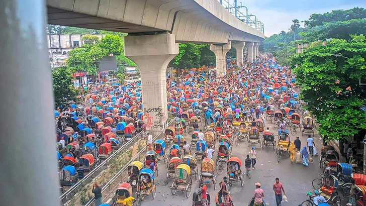 ৭২ ঘণ্টার আলটিমেটাম দিয়ে শাহবাগ ছাড়লেন রিকশাচালকরা