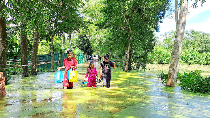 কুমিল্লায় ভয়াবহ বন্যায় বিপর্যস্ত জনজীবন, খাদ্য ও বিশুদ্ধ পানির সঙ্কট